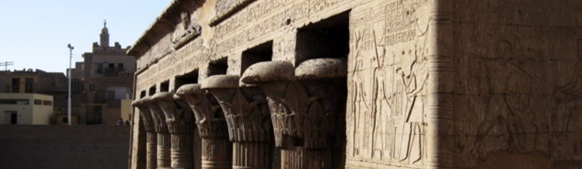 Blick auf den Tempel chnum in Esna am Nil