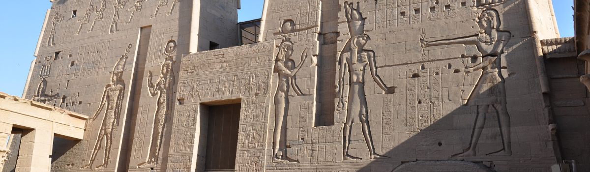 Außenfassade des Philae Tempel am Nil im kulturellen Oberägypten