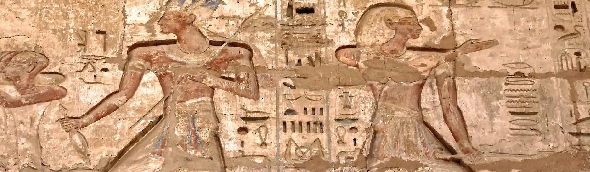 Außenfassade der Ramses Tempelanlage im kulturellen Oberägypten