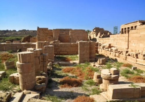 Ruinen außerhalb des Hathor Tempels bei einem Ausflug in Oberägypten entdecken
