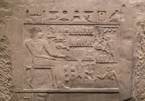 Hieroglyphen an den Wänden des Chnum-Tempels bei einem spannenden Ausflug mit ETI erkunden