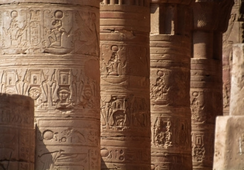 Säulen im Horus Tempel oder Edfu Tempel in Oberägypten entdecken