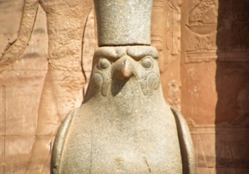 Skulptur des Horusfalken im Horus Tempel ideal für einen Ausflug in Ägypten