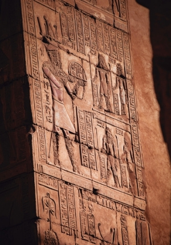 Hieroglyphen im Karnak Tempel ideal bei einem Ausflug in Ägypten