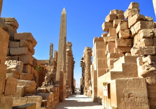 Anlage des Karnak Tempels im Freilichtmuseum bei einem Ausflug entdecken