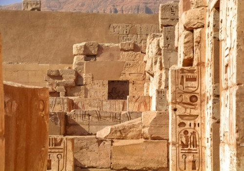 Ruinen und Hieroglyphen im Tal der Könige bei einem spannenden Ausflug mit ETI erkunden