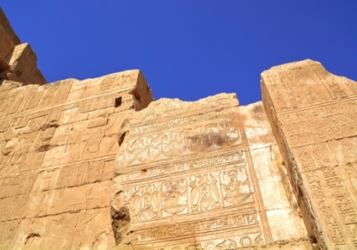 Hieroglyphen auf Wänden am Hathor Tempel bei einem Ausflug entdecken