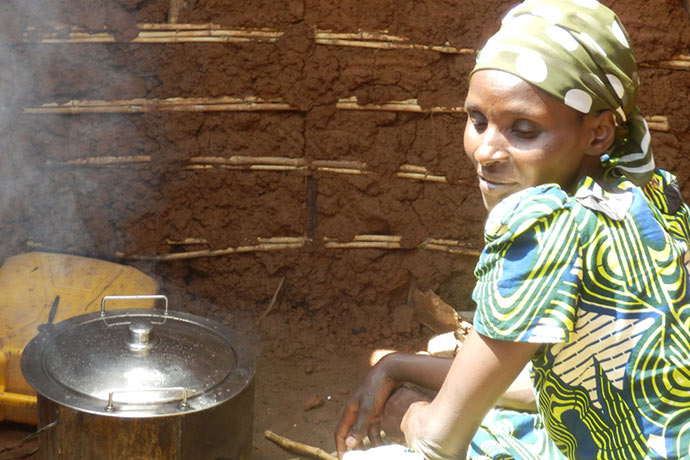 Frau in Ruanda mit Koch