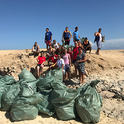 ETI Gruppenfoto mit gesammelten Plastikmüll in Ägypten