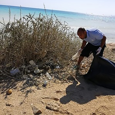 ETI Säuberung von Plastik am Strand in Ägypten