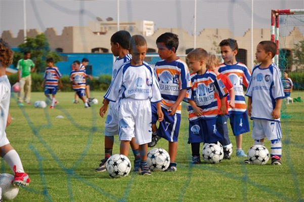 Kinder die Fußball im Grand Football Club spielen
